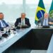 Ministro Alexandre Silveira anuncia proposta para elevar mistura de etanol na gasolina de 30% para 32%. Medida pode reduzir importações, estimular o setor sucroenergético e beneficiar consumidores.