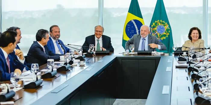 Ministro Alexandre Silveira anuncia proposta para elevar mistura de etanol na gasolina de 30% para 32%. Medida pode reduzir importações, estimular o setor sucroenergético e beneficiar consumidores.