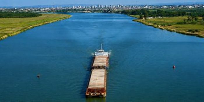 Brasil, Paraguai e Bolívia negociam acordo para gestão compartilhada da Hidrovia do Rio Paraguai. Projeto busca fortalecer a logística, o comércio e a integração regional na América do Sul.