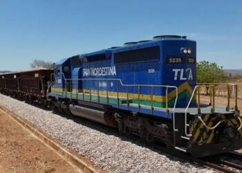 Ferrovia Transnordestina registra recorde de construção com 1,69 km montado em um dia. Obra já supera 100 km concluídos e tem previsão de primeira fase finalizada em 2027.