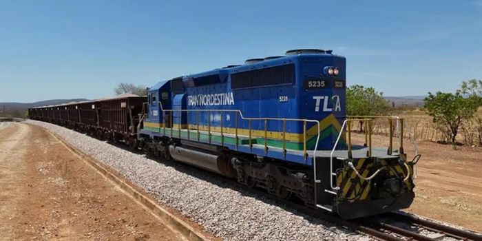 Ferrovia Transnordestina registra recorde de construção com 1,69 km montado em um dia. Obra já supera 100 km concluídos e tem previsão de primeira fase finalizada em 2027.