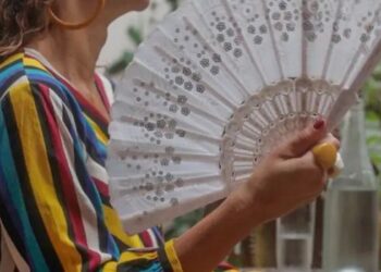 Anvisa aprova fezolinetanto, novo tratamento não hormonal para ondas de calor e suores noturnos da menopausa. Medicamento será vendido como Veoza.