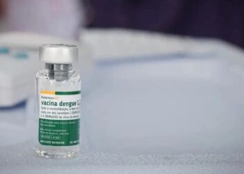 Instituto Butantan mantém estudo clínico da vacina contra dengue na Região Sul após suspensão temporária da imunização para investigação de reações adversas graves.
