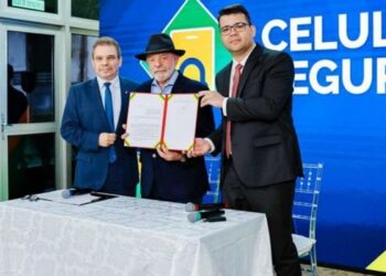 Decreto assinado por Lula transforma o Celular Seguro em política permanente e cria banco nacional para combater o comércio ilegal de aparelhos.
