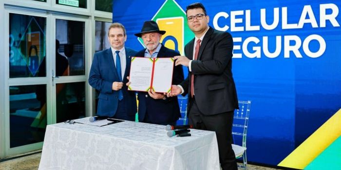 Decreto assinado por Lula transforma o Celular Seguro em política permanente e cria banco nacional para combater o comércio ilegal de aparelhos.