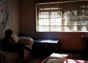 Casos de violência contra idosos aumentaram 24% no Rio de Janeiro em 2025. Negligência lidera ocorrências e mulheres são as principais vítimas.