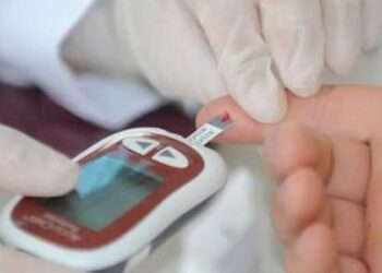 Pesquisa mostra que três em cada dez idosos brasileiros convivem com diabetes. Veja os principais cuidados para prevenir complicações e garantir qualidade de vida.