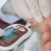 Pesquisa mostra que três em cada dez idosos brasileiros convivem com diabetes. Veja os principais cuidados para prevenir complicações e garantir qualidade de vida.