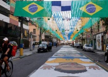Comunidades do Rio de Janeiro resgatam a tradição de decorar ruas para a Copa do Mundo 2026. Iniciativas unem moradores, incentivam a participação infantil e fortalecem o sentimento de pertencimento.