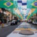 Comunidades do Rio de Janeiro resgatam a tradição de decorar ruas para a Copa do Mundo 2026. Iniciativas unem moradores, incentivam a participação infantil e fortalecem o sentimento de pertencimento.