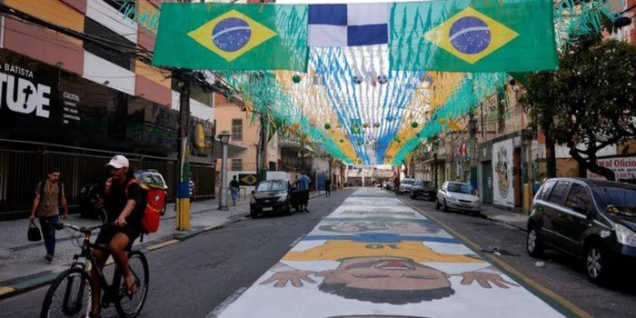 Comunidades do Rio de Janeiro resgatam a tradição de decorar ruas para a Copa do Mundo 2026. Iniciativas unem moradores, incentivam a participação infantil e fortalecem o sentimento de pertencimento.