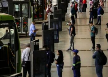 Pesquisa da UnB revela que o custo e a precariedade do transporte público prejudicam o acesso à saúde e ampliam desigualdades sociais e raciais. Estudo defende a tarifa zero como política de inclusão.