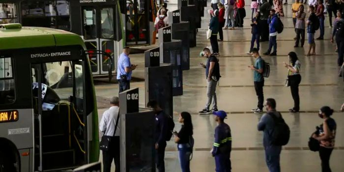 Pesquisa da UnB revela que o custo e a precariedade do transporte público prejudicam o acesso à saúde e ampliam desigualdades sociais e raciais. Estudo defende a tarifa zero como política de inclusão.