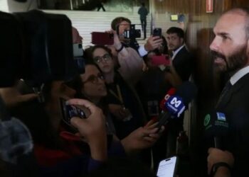 STF condena Eduardo Bolsonaro a 4 anos e 2 meses de prisão por coação no curso do processo. Decisão também prevê inelegibilidade e perda de cargo público.