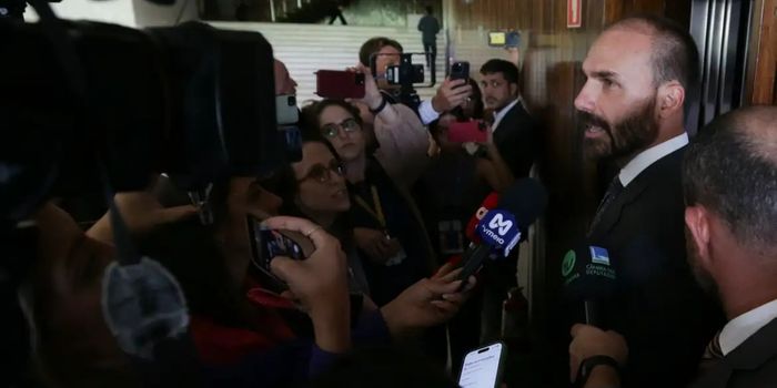 STF condena Eduardo Bolsonaro a 4 anos e 2 meses de prisão por coação no curso do processo. Decisão também prevê inelegibilidade e perda de cargo público.