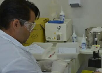 Doença falciforme provoca anemia, dores intensas e danos aos órgãos. Especialistas defendem mais informação e acesso ao tratamento.