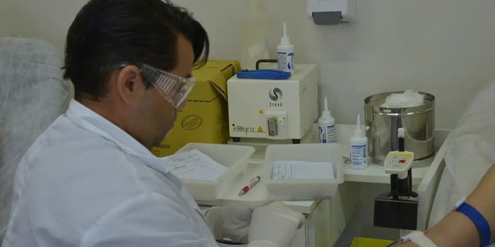 Doença falciforme provoca anemia, dores intensas e danos aos órgãos. Especialistas defendem mais informação e acesso ao tratamento.