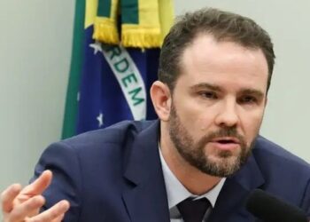 Governo Federal estuda possíveis impactos da classificação do PCC e do Comando Vermelho como organizações terroristas pelos Estados Unidos e avalia riscos para a economia brasileira.