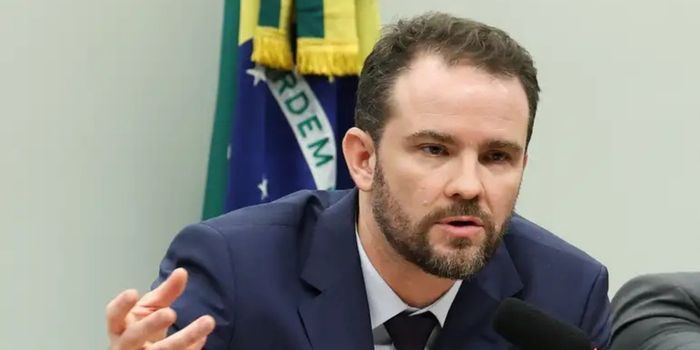 Governo Federal estuda possíveis impactos da classificação do PCC e do Comando Vermelho como organizações terroristas pelos Estados Unidos e avalia riscos para a economia brasileira.