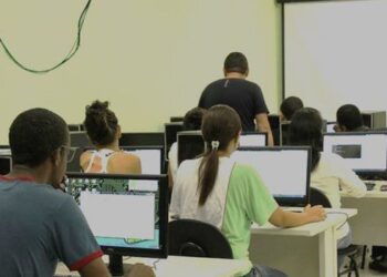 Levantamento do IBGE mostra queda no número de jovens que não estudam nem trabalham e aumento da procura por cursos profissionalizantes.