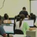 Levantamento do IBGE mostra queda no número de jovens que não estudam nem trabalham e aumento da procura por cursos profissionalizantes.