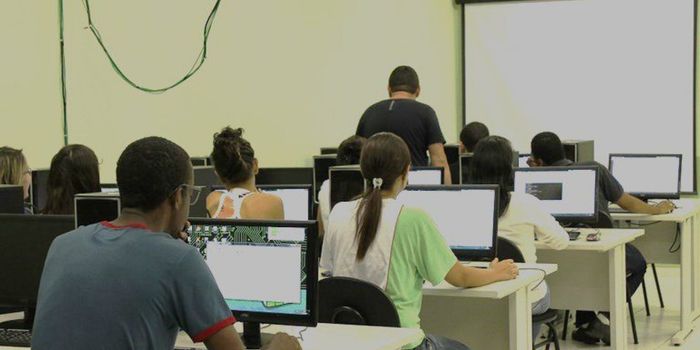 Levantamento do IBGE mostra queda no número de jovens que não estudam nem trabalham e aumento da procura por cursos profissionalizantes.