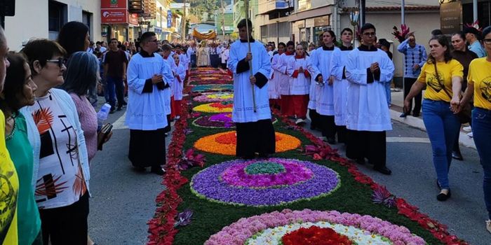 Festa de Corpus Christi de Paraju, em Domingos Martins, é declarada patrimônio cultural imaterial do Espírito Santo. Celebração centenária reúne milhares de fiéis e visitantes todos os anos.
