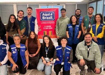Governo Federal recebe 71 brasileiros repatriados dos Estados Unidos em Confins (MG). Programa Aqui é Brasil oferece acolhimento humanitário, assistência médica e apoio para reintegração social.