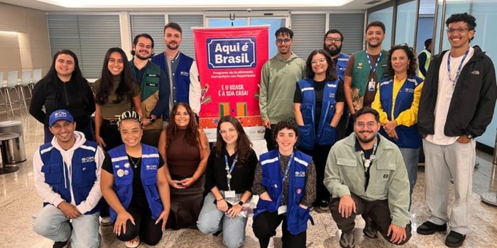 Governo Federal recebe 71 brasileiros repatriados dos Estados Unidos em Confins (MG). Programa Aqui é Brasil oferece acolhimento humanitário, assistência médica e apoio para reintegração social.