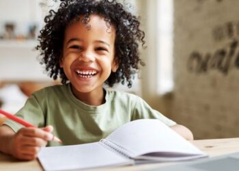Rede pública registra 97% de aprovação no ensino fundamental, segundo o Censo Escolar 2025, com avanços na inclusão e redução das desigualdades educacionais.