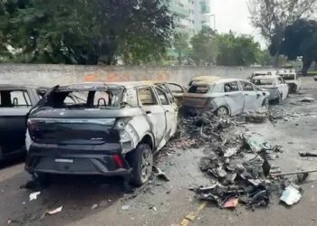 Seis pessoas morreram após a colisão de dois helicópteros no Recreio dos Bandeirantes, no Rio de Janeiro. Queda das aeronaves provocou incêndio e destruiu veículos.