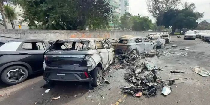 Seis pessoas morreram após a colisão de dois helicópteros no Recreio dos Bandeirantes, no Rio de Janeiro. Queda das aeronaves provocou incêndio e destruiu veículos.