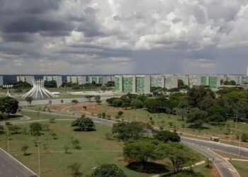 Levantamento do Ipea mostra crescimento da presença de mulheres e negros na liderança pública, embora desigualdades persistam.