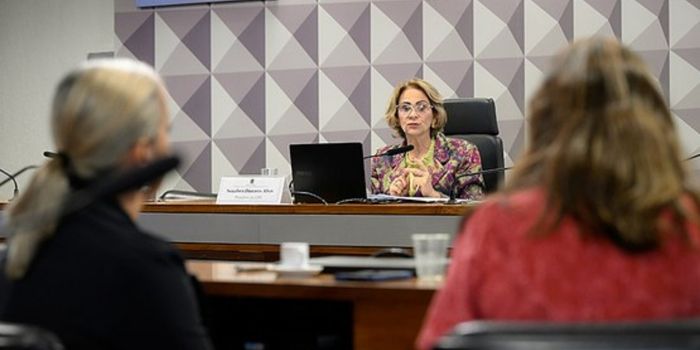 Brasil registrou mais de 115 mil denúncias de violência contra crianças e adolescentes em 2026. Especialistas alertam para subnotificação, abuso sexual e desafios no ambiente digital.