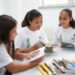 Ensino médio público apresenta melhora nos indicadores educacionais entre 2022 e 2025, com redução da evasão, aumento da aprovação e mais jovens permanecendo na escola.