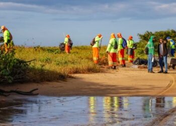 Prefeitura de Vitória retira 46 toneladas de resíduos da Baía de Vitória em operação de limpeza ambiental realizada em manguezais, praias e áreas costeiras da capital.