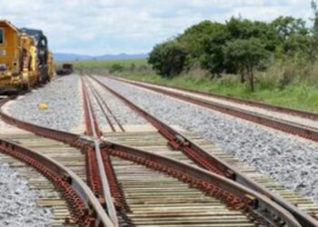 Ministério dos Transportes anuncia plano para ampliar participação das ferrovias na logística nacional, com R$ 160 bilhões em investimentos e novos leilões.