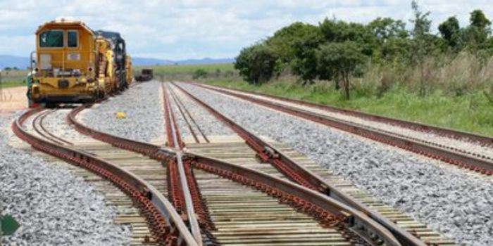 Ministério dos Transportes anuncia plano para ampliar participação das ferrovias na logística nacional, com R$ 160 bilhões em investimentos e novos leilões.