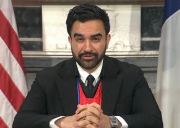 Prefeito de Nova York, Zohran Mamdani, homenageia Sócrates e a Democracia Corinthiana ao destacar a importância do futebol na luta por democracia, inclusão e justiça social.