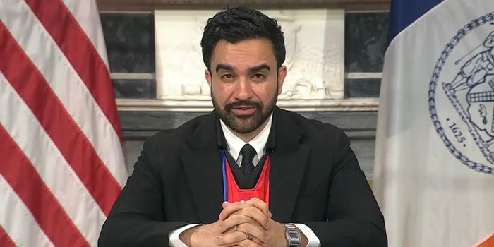 Prefeito de Nova York, Zohran Mamdani, homenageia Sócrates e a Democracia Corinthiana ao destacar a importância do futebol na luta por democracia, inclusão e justiça social.