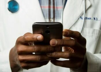 Estudantes de medicina precisarão ser aprovados no Enamed para obter registro profissional. Exame será realizado duas vezes por ano.