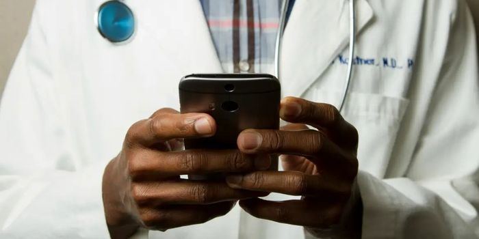 Estudantes de medicina precisarão ser aprovados no Enamed para obter registro profissional. Exame será realizado duas vezes por ano.