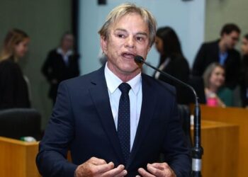 Greve nacional dos garis repercute na Ales. Parlamentares apoiam projeto que cria piso salarial e regulamenta a profissão de limpeza urbana.