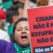 Senado aprova projeto que suspende resolução do Conanda sobre atendimento a crianças e adolescentes vítimas de violência sexual. Decisão gera reações de parlamentares, governo e entidades da sociedade civil.