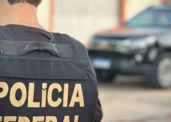 PF executa 18 mandados na Bahia, São Paulo e Distrito Federal durante nova fase da Operação Compliance Zero. Caso investiga supostos crimes financeiros e corrupção.