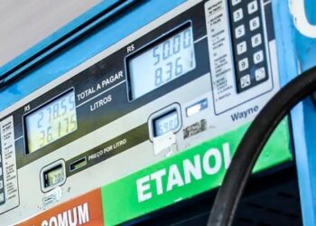 Pesquisa revela que combustíveis subiram menos no Brasil durante período de instabilidade internacional e avanço dos preços do petróleo.