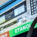 Pesquisa revela que combustíveis subiram menos no Brasil durante período de instabilidade internacional e avanço dos preços do petróleo.