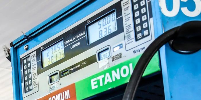 Pesquisa revela que combustíveis subiram menos no Brasil durante período de instabilidade internacional e avanço dos preços do petróleo.