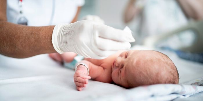 Hospital de Belo Horizonte é condenado a pagar R$ 175 mil após bebê sofrer traumatismo craniano ao cair durante parto na recepção.