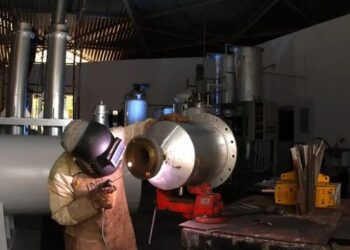 BC revisa crescimento do PIB para 2% em 2026, mas aponta aumento do risco de inflação acima da meta oficial.